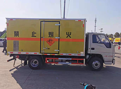 镇安爆破器材运输车工人安全操作规范与智能技术保障